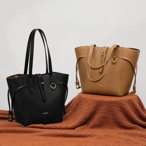 Sac fourre-tout brun avec boucle dorée
