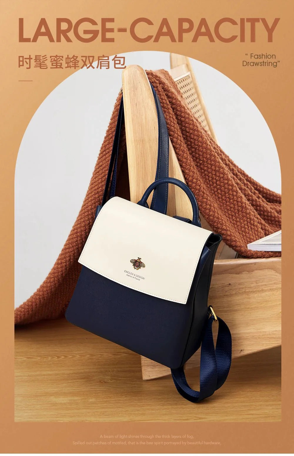 abeille dorée sur sac bleu blanc