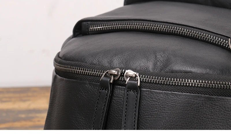 sac à dos sobre noir